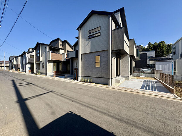 【外観写真】　バス利用で、西武池袋線「清瀬」駅・西武新宿線「久米川」駅までアクセス可能◎周辺は平坦な道路のため、徒歩や自転車での移動もスムーズに行えます。