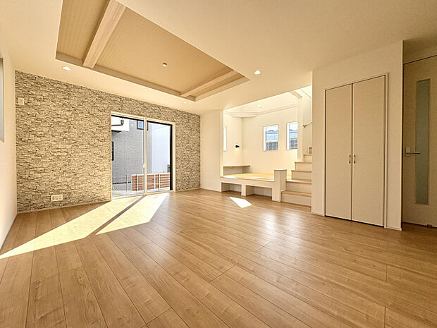 【9号棟/マルチスキップ含むLDK（21.5帖）】　折上天井を施したLDKは、21.5帖の広々空間。ご家族と自然に会話が増えるリビングイン階段を採用しています。