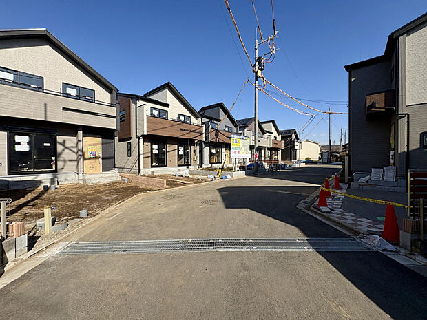 【前面道路含む現地写真】　西武バス「氷川神社」停まで徒歩3分！西武池袋線「東久留米」駅まで乗車約14分、西武新宿線「花小金井」駅まで乗車約23分でアクセス可能です。
