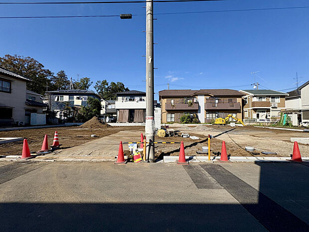 【現地土地写真】　前面道路は南側幅員約5.0mの公道に面しており、陽当り良好◎明るく開放感のあるLDKや、豊富な収納スペースなど、理想の住まいをご建築いただけます。
