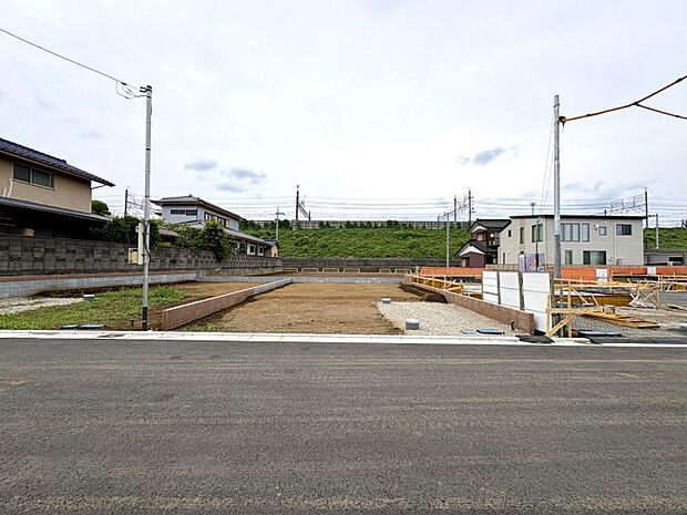 【現地土地写真】　4LDKを中心とした暮らしやすい間取り設計。省エネ対策や耐震性能に加え、家事負担を軽減する便利な設備など、ご家族が永く快適に暮らせる住まいが叶います。
