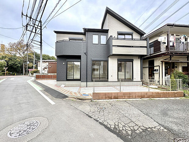 【現地外観写真】　第一種低層住居専用地域内の穏やかな住環境。最寄りのバス停「青葉町一丁目」まで徒歩6分。JR武蔵野線「新秋津」駅までアクセス可能です。