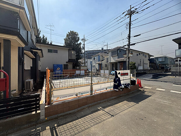 【現地外観】　前面道路は北側・西側ともに幅員約4.0m。アスファルト舗装された道路に面しており、お車の出入庫もスムーズに行えます。穏やかな暮らしが叶う第一種低層住居専用地域内です。