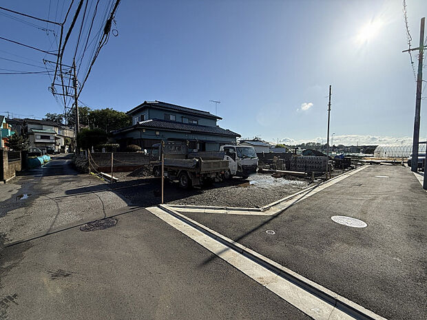 【前面道路含む現地写真】　西武園線「西武園」駅まで徒歩7分と好立地。自然光が差し込みやすい開放感あふれる立地に、全4棟の新たな新築戸建が誕生します。