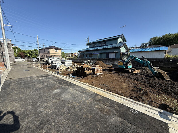 【現地写真】　北側・前面道路の幅員約4m。分譲地周辺は、高さ制限が設けられた第一種低層住居専用地域内に位置しています。高層の建物がなく比較的、落ち着いた住環境です。