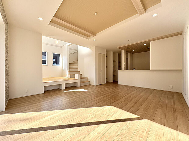 【【9号棟/マルチスキップ含むLDK（21.5帖）】】LDKの一角に、マルチスキップスペースをご用意。畳敷きのため、気軽に腰を下ろしてリラックスできます。