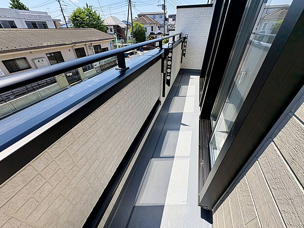 【【1号棟/バルコニー】】7.25帖・5.25帖の2部屋に跨るバルコニー。陽当りがよく、洗濯物干しスペースやちょっとした家庭菜園なども楽しめます。