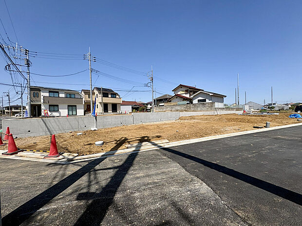 【【前面道路含む現地写真】】小学校まで徒歩2分。幼稚園や中学校も徒歩10分圏内に揃う、子育て世帯におすすめの環境です。ぜひ、周辺環境とあわせて現地をご見学ください。