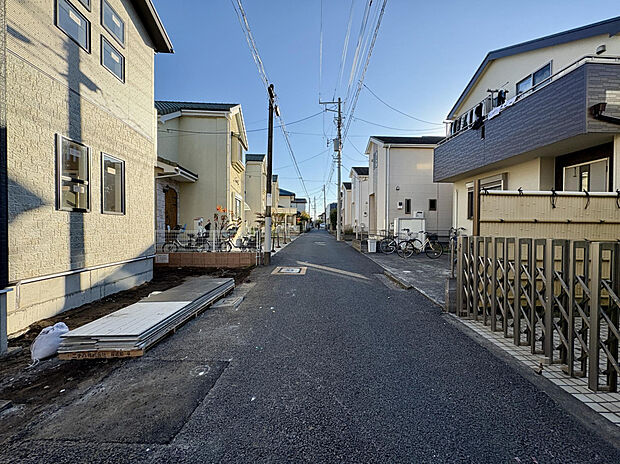 【【前面道路含む現地写真】】穏やかな暮らしが叶う第一種低層住居専用地域内。商業施設が点在する、青梅・新青梅街道も近く、利便性の良いロケーションです。