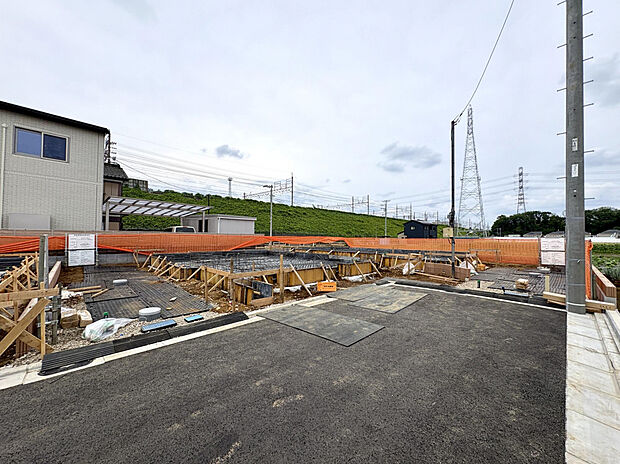 【【現地土地写真】】JR武蔵野線「新座」駅まで徒歩21分（自転車8分）。埼玉や千葉方面へのアクセスも良好な路線です。通勤や通学の選択肢が広がり、ライフスタイルの変化にも対応しやすい立地です。