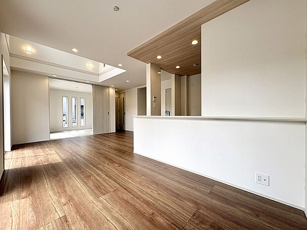 【【LDK（18.0帖）】】LDK横に和室を配置。引き戸を開放すると22.5帖の大空間としても活用可能です。キッチンは、ご家族と会話が弾む対面式キッチンを採用しています。