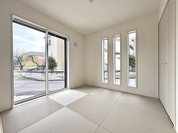 【【和室（4.5帖）】】陽当りの良い2面採光設計。客間やお子様のプレイスペース、リラックススペースなど、多用途に活用可能です。LDKとの相性が良い、洋風の縁なし畳を採用しました。