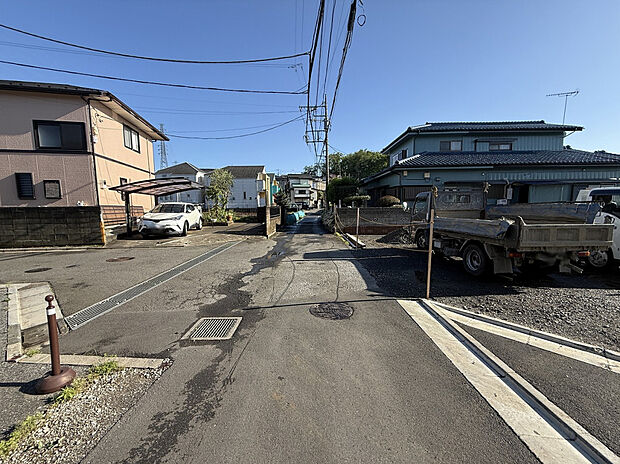 【【前面道路含む現地写真】】保育園・小、中学校・スーパーなどが徒歩9分圏内に揃い、子育て世帯にも暮らしやすい住環境です。周辺の雰囲気とあわせて、ぜひ一度現地をご見学ください。