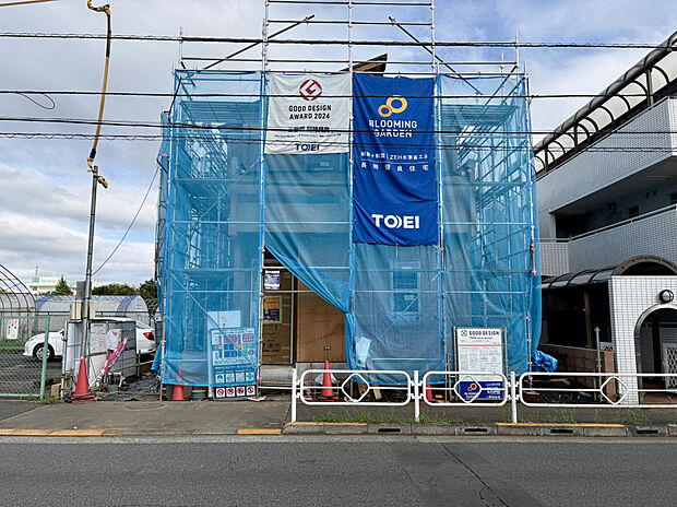 【【現地写真】】充実の設備が標準装備された、ZEH水準の省エネ住宅です。LD全体を見渡せる対面式キッチンには、食器洗乾燥機・浄水器型蛇口などを採用。水回りを集約し、家事動線良好な間取りです。