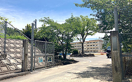 遺芳丘小学校 2350m