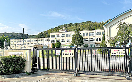 八王子市立加住小中学校(本校舎) 1900m