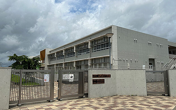 町立小中一貫校大町ひじり学園(約1,180m)