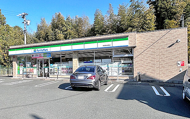 ファミリーマート 新城東沖野店（約640m）
