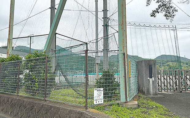 秦野市立東中学校（約1,820m）
