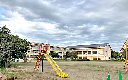 牛久市立岡田小学校 2060m