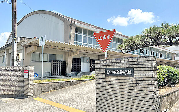市立金屋中学校(約1,630m)
