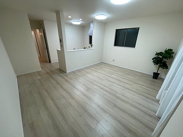 (A号棟) 15帖の広々リビングです。ソファやテーブルも難なく置ける、広々とした空間です。