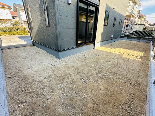 【庭】お庭スペースも奥行きがあってゆとりがあります。お家での過ごし方、楽しみが増えるそんな1棟です。