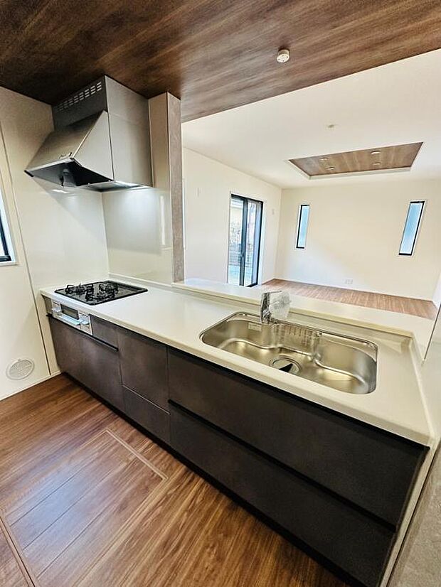 【キッチン】キッチンのカラーリングも、カフェスタイルを感じさせる、落ち着いたカラーリングです。