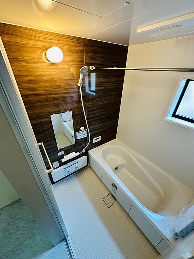 【浴室】浴室の様子です。小窓が付いて、換気もこまめにできます。