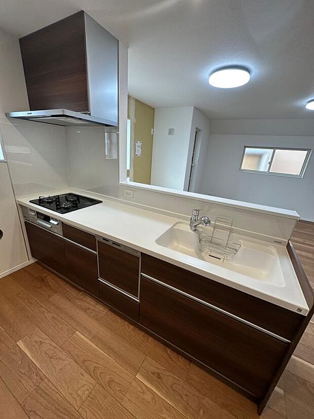 【キッチン】家計、家族想いの食器洗浄乾燥機付きキッチン。真っ白な人工大理石シンクにガラストップコンロを採用。