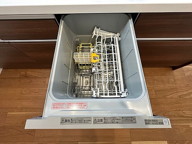 【ビルトイン食洗器】毎日の洗い物の負担を助けるビルトイン食洗器です。後片付けも楽々、手肌にも環境にも優しい。