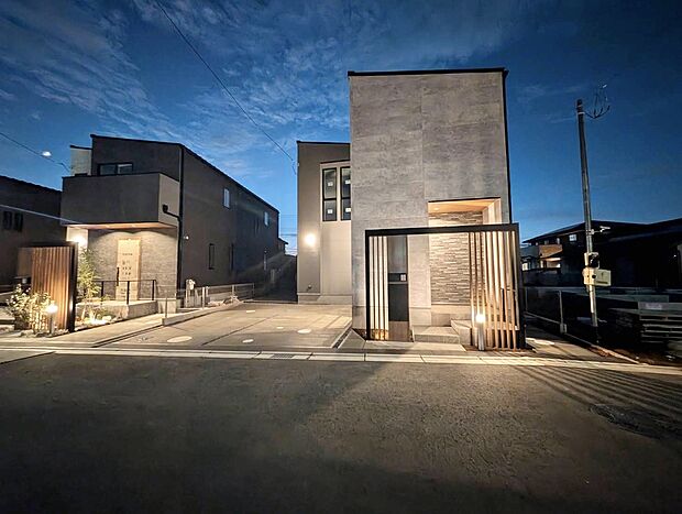 洗練されたファサードが美しく連なる、上質なモダン街区。素材の質感と建築美にこだわった邸宅が整然と並び、重厚感と気品に包まれた街並みを形成。日々の暮らしが特別になる、プレミアムな邸宅街がここに誕生。