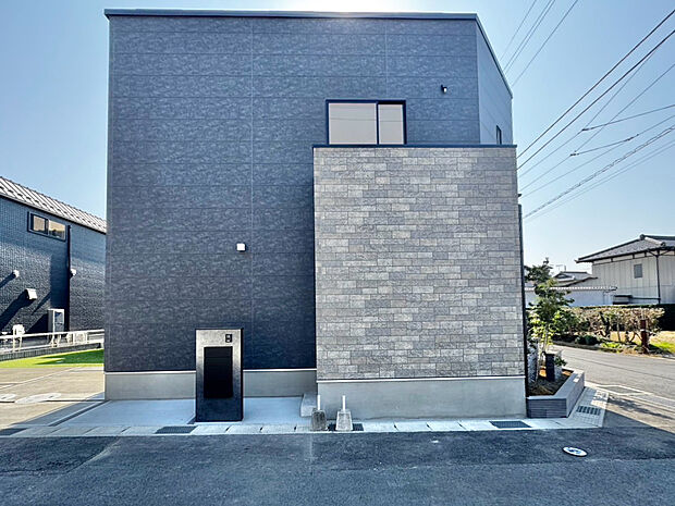 【施工例・木更津第1期】吹き抜け大空間LDKに複数台駐車が可能なゆとりあるカースペースを確保し、これからの新しい暮らしをスタイリッシュかつ快適に彩る外観デザインです。