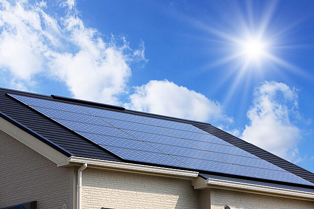 【太陽光発電】日々の光熱費を賢く抑え、地球にも優しい太陽光発電システム。発電した電気を家庭内で使うことで電気代を削減。さらに災害などによる万が一の停電時にも、非常用電源として電気が使えるため家族の安心を守ります。