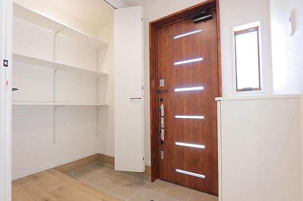 ◆SICが設置された広々とした玄関
靴だけでなく、自転車のヘルメットやアウトドアグッズ等の収納にも大活躍の稼働棚付きSIC♪(1号棟)