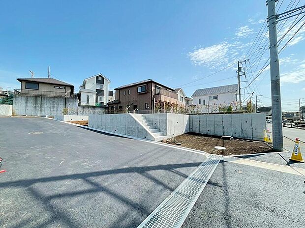 広々とした前面道路で、運転が苦手な方も安心。車のすれ違いや駐車・出庫もスムーズで、日々の移動が快適です。現地(2026年2月)撮影