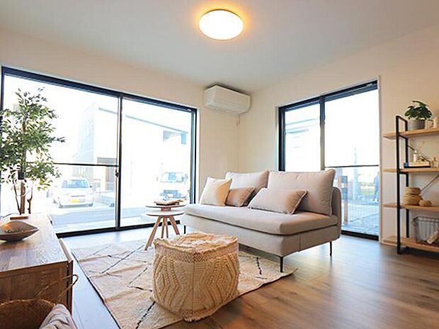 ◆収納豊富で家族集まるI型リビング
暖かみのある床材と落ち着いた雰囲気のリビング。大きな窓からたくさんの光を取り込むLDKで家族団らん時間も充実◎