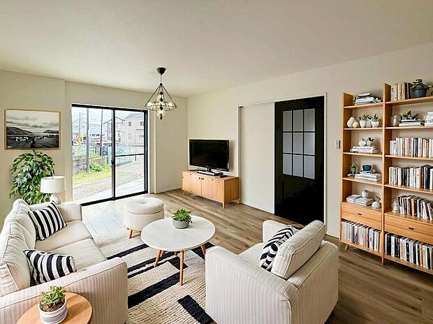 ◆家族の集まるリビング！
大きな窓から光が差し込み、心地よい時間を過ごせます。家族でゆったりくつろげる空間で、毎日の暮らしに安らぎをもたらします。※家具等はCGです。