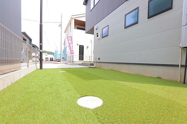 【現地外観写真】広いお庭付きの5号棟♪お庭は、夏場にはプールを出したり、倉庫を置いても十分な大きさがあります!
(5号棟)