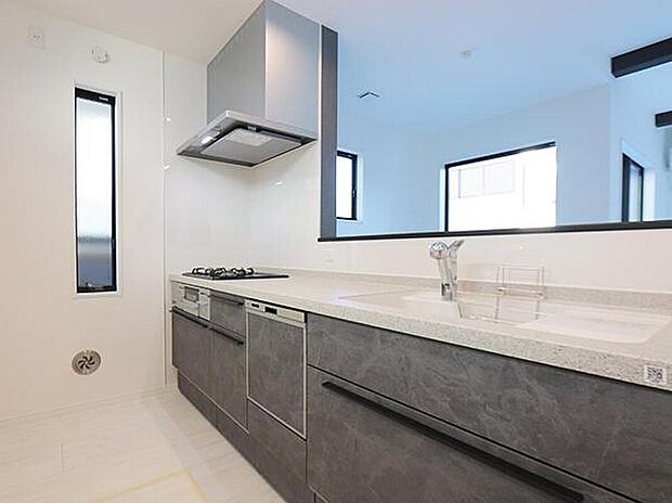 【キッチン】設備充実のシステムキッチン
ゆっくり閉まる引き出しでお子様も指を挟みにくい安心なキッチンキャビネット。対面キッチンは、家族の様子を見守りながら家事ができるのも嬉しいポイント(5号棟)