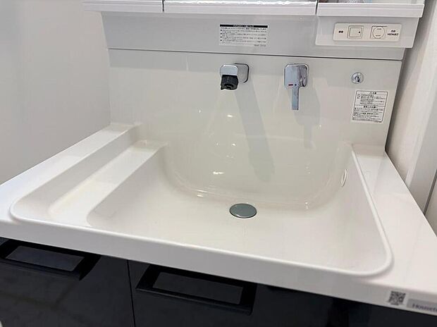 【洗面台・洗面所】◆朝の身支度もばっちりな三面鏡♪
ミラー裏に歯ブラシや化粧品等をスッキリ収納頂けます!メガネやスマホが置ける溝もあって便利!(5号棟)