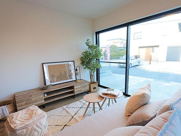 【リビング】◆二面採光で明るいリビング
家族とのコミュニケーションがとりやすいリビングイン階段♪
小さいお子さんがいても家族で見守ることができます!