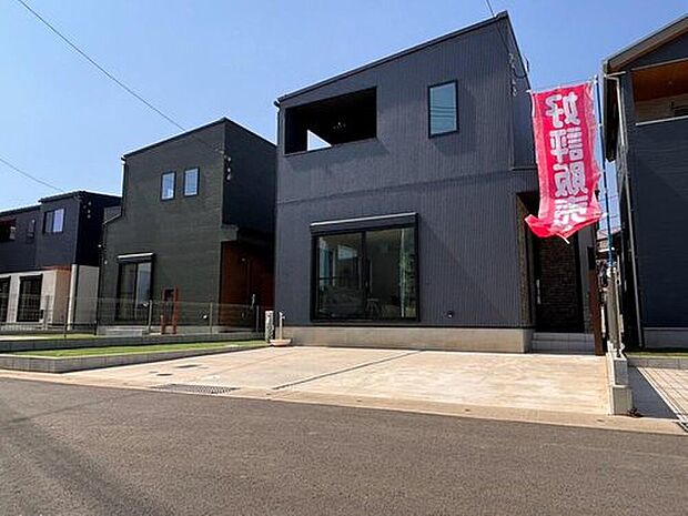 【2号棟外観】◆スタイリッシュな外観。
ゆとりのある並列2台駐車スペースとお庭のある45坪超の敷地です。