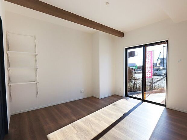 【◇リビングダイニング】可動式棚の収納があります。収納以外でも、植物や小物をレイアウトしても素敵です♪