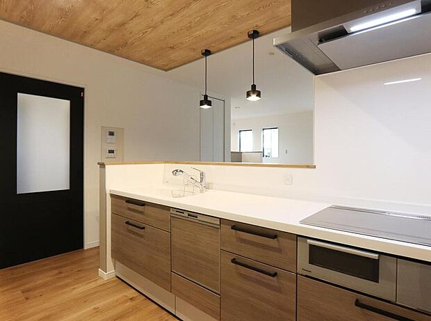 【<ハウステック>システムキッチンLE】食器洗い乾燥機が標準仕様のシステムキッチン。
便利な浄水器一体型水栓です。
(画像はイメージです)