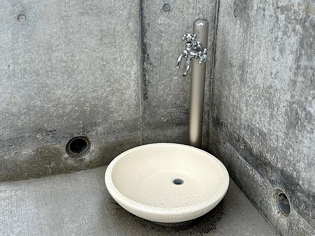 【その他】◆駐車場には、2口水栓!
片方には、ホースを繋いで洗車ができるよう!もう片方は、いつでも手が洗えるようになっています!