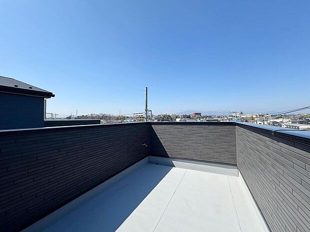 【バルコニー】◆スカイバルコニーから広がる開放的な眺望。晴れた日には空の広がりを感じられ、気分転換にも適した空間です♪(1号棟)