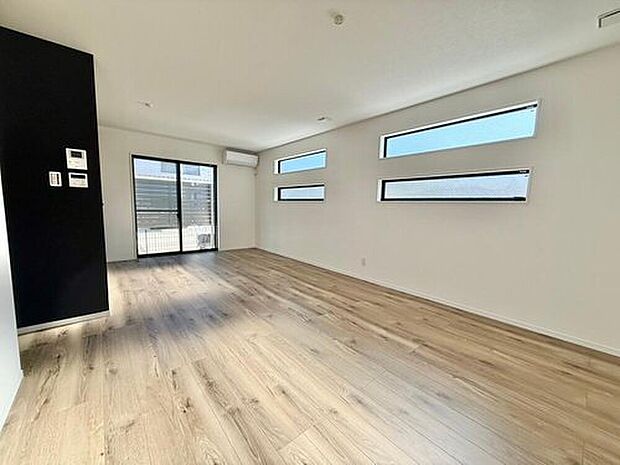 【リビング】アクセントクロスがおしゃれなリビング。自分好みの家具を配置すれば、心地よい空間になりそうです。