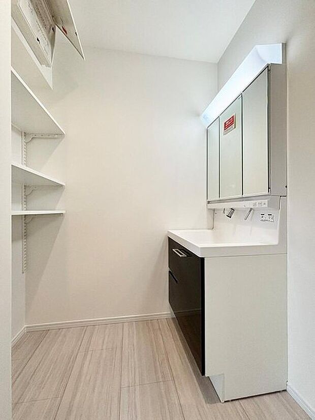 【洗面所】稼働可能な収納棚も完備。パジャマやタオルを置いておけば、お風呂上りもスムーズに過ごして頂けます！