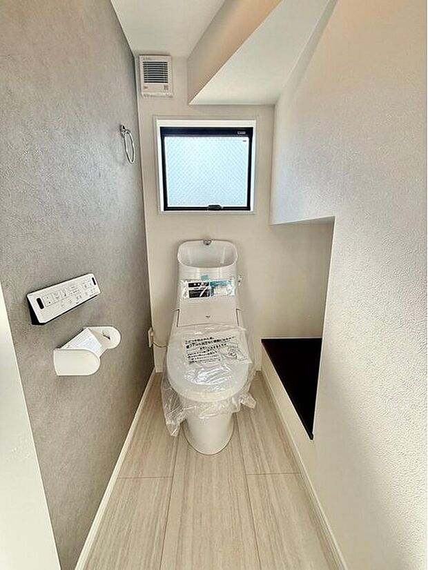 【トイレ】こちらにも収納可能なスペース付！スッキリとトイレットペーパーや掃除道具を片づけられます。